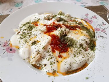 baharat ve soslar ile ev yapımı kızarmış yumurta