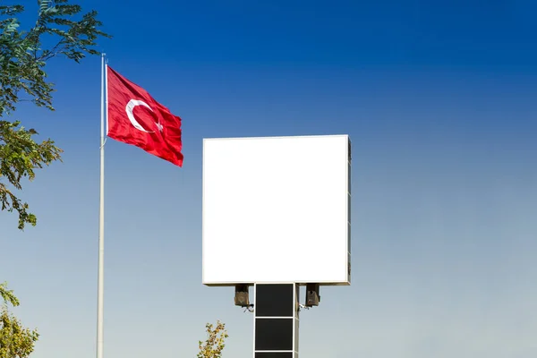 Bendera Turki Melambai Dengan Langit Biru Dan Papan Iklan Kosong — Stok Foto