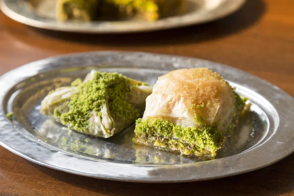 Nahaufnahme Von Kuchenstücken Auf Hölzerner Tischplatte — Stockfoto