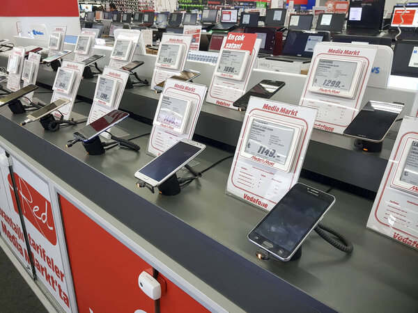 IZMIR, TURKEY - 27 ноября 2017 г.: обзор новой электроники в магазине
