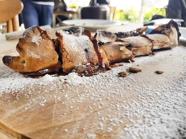 Vista Perto Bolo Doce Com Açúcar Servido Tábua Madeira — Fotografia de Stock