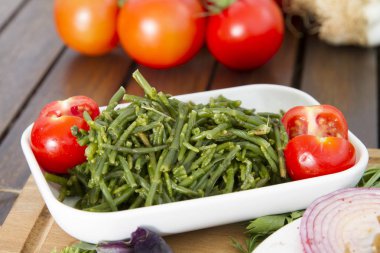 sebze tabağı bakış ahşap arka plan üzerinde kapatın