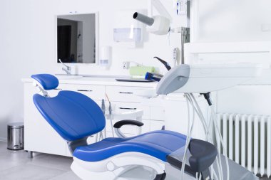 boş diş hekimi office steril ekipmanları ile görünümünü kapat