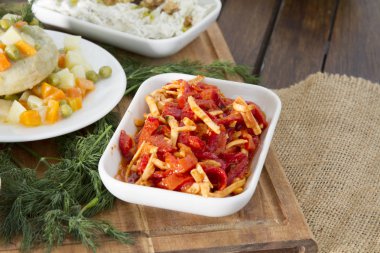 farklı yemekler üzerinde ahşap masa düzenlenmiş görünümünü kapat