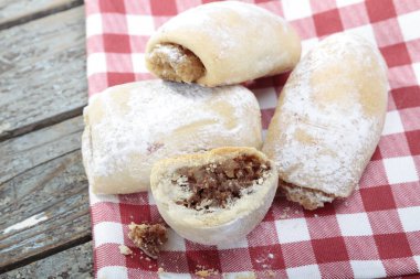 pudra şekeri ile tatlı ekmek bakış ahşap zemin üzerinde kapatın