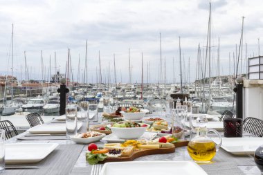 arka plan üzerinde savaş gemileriyle çeşitli yemekleri ile hizmet tablo görünümünü kapat