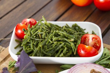 sebze tabağı bakış ahşap arka plan üzerinde kapatın