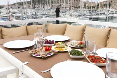 iki boş tabak ve arka plan üzerinde savaş gemileriyle yemekleri ile hizmet tablo