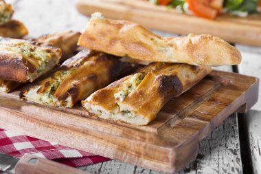 taze pişmiş pasta ahşap tahta ve salata masada servis görünümünü kapat