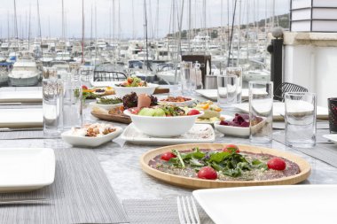 arka plan üzerinde savaş gemileriyle çeşitli yemekleri ile hizmet tablo görünümünü kapat