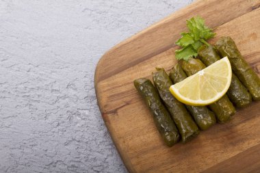 taze bahar rulo gri arka plan üzerinde ahşap tahta üzerinde hizmet yaptı