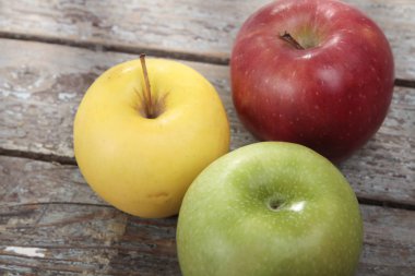 ahşap arka plan üzerinde taze olgun elma görünümü kadar kapatın