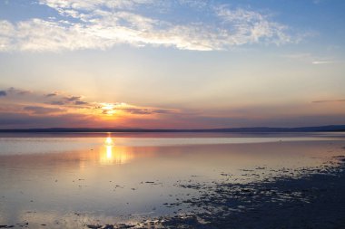 deniz kıyısı boyunca güzel gün batımı manzaralı görünümünü