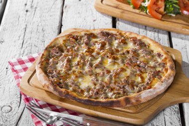 pişmiş pizza ve salata ahşap arka plan üzerinde hizmet görünümünü kapat