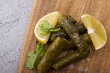 taze bahar rulo gri arka plan üzerinde ahşap tahta üzerinde hizmet yaptı