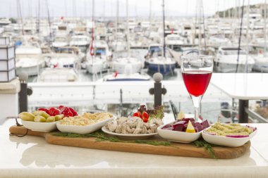 zemin üzerinde savaş gemileriyle farklı yemekler ile servis tablo görünümünü kapat