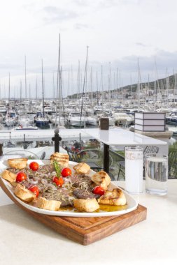 Masanın üzerine pişmiş çanak görünümünü kapat