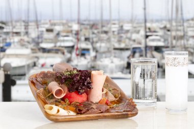 gemi ile sunulan tablo görünümünü arka plan üzerinde kapatın