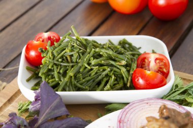 sebze tabağı bakış ahşap arka plan üzerinde kapatın