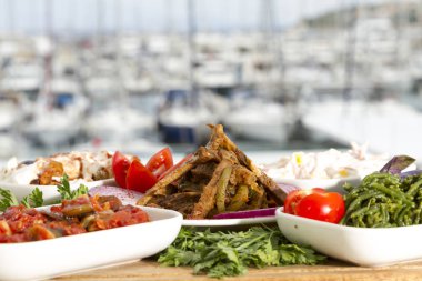 zemin üzerinde savaş gemileriyle farklı yemekler ile servis tablo görünümünü kapat