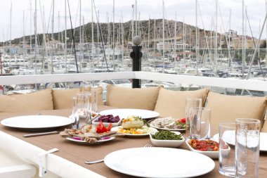 iki boş tabak ve arka plan üzerinde savaş gemileriyle yemekleri ile hizmet tablo