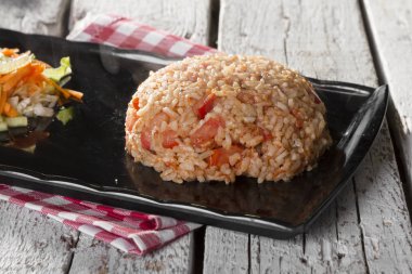 üzerinde ahşap masa üstü servis pirinç pişmiş Asya çanak görünümü kapatın