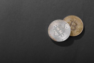 koyu gri masa üzerinde düzenlenen bitcoins