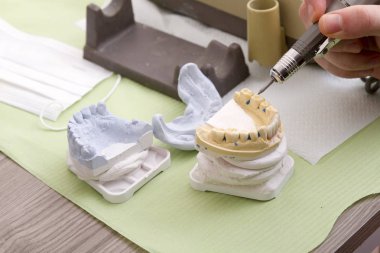 bir dişçi diş office işyerinde çalışan kısmi görünümü