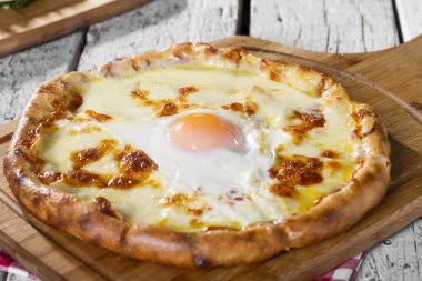 güzel hazırlanmış pizza bakış ahşap arka plan üzerinde kapatın