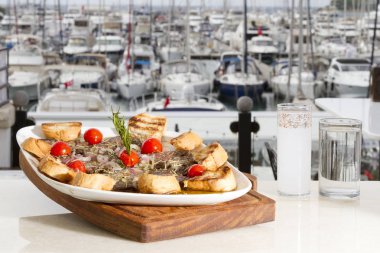 Masanın üzerine pişmiş çanak görünümünü kapat