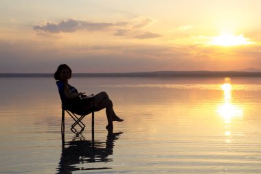 sahilde genç kadın günbatımı zevk