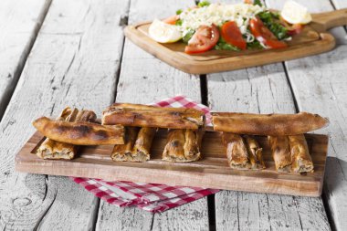 taze pişmiş hamur işleri ve ahşap masaya servis salata görünümünü kapat