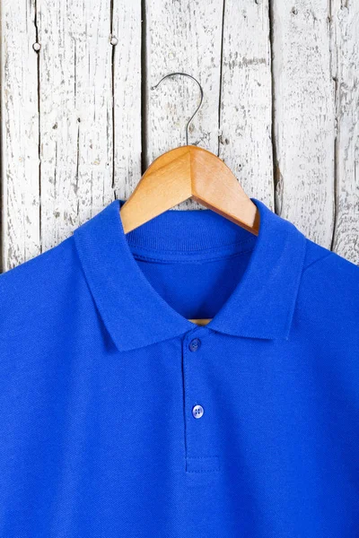 Close Van Stijlvolle Blauwe Shirt Hanger Houten Muur Achtergrond — Stockfoto