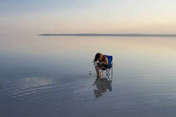 Woman Resting Chair Seashore Sunset — Stock Photo, Image