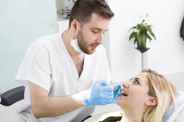Male Dentist Young Female Patient Procedure Dental Clinic — Stock Photo, Image