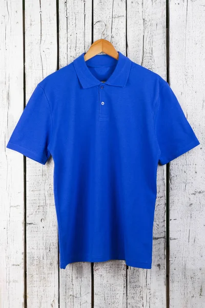 Close Van Stijlvolle Blauwe Shirt Hanger Houten Muur Achtergrond — Stockfoto