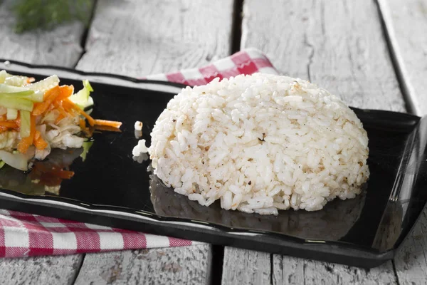 Vista Vicino Del Piatto Asiatico Cucinato Con Riso Servito Tavolo — Foto Stock