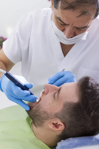 Zahnarzt Und Patient Während Des Eingriffs Der Zahnklinik — Stockfoto