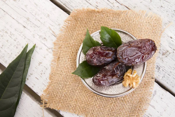 Zoete Gedroogde Datums Geserveerd Houten Tafel — Stockfoto