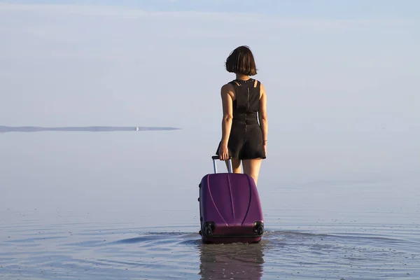 Back View Woman Baggage Walking Sea — Stock Photo, Image