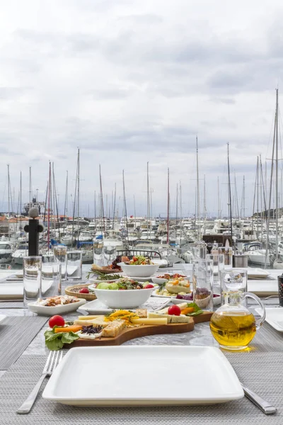 Vista Cerca Mesa Servida Con Varios Platos Con Barcos Fondo — Foto de Stock