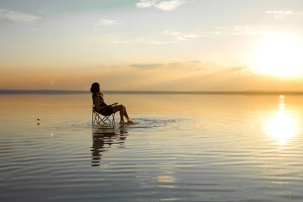 Frau Ruht Stuhl Strand Bei Sonnenuntergang — Stockfoto