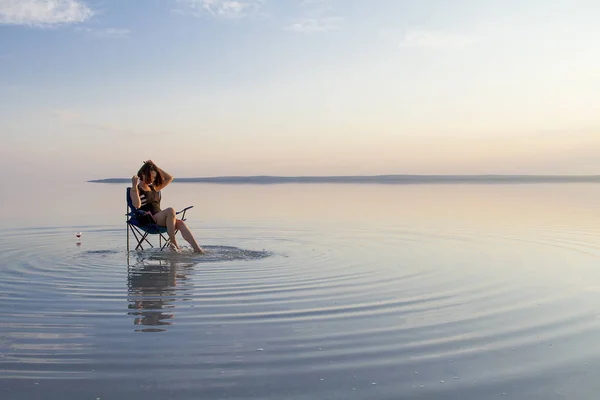 Woman Resting Chair Seashore Sunset — Stock Photo, Image