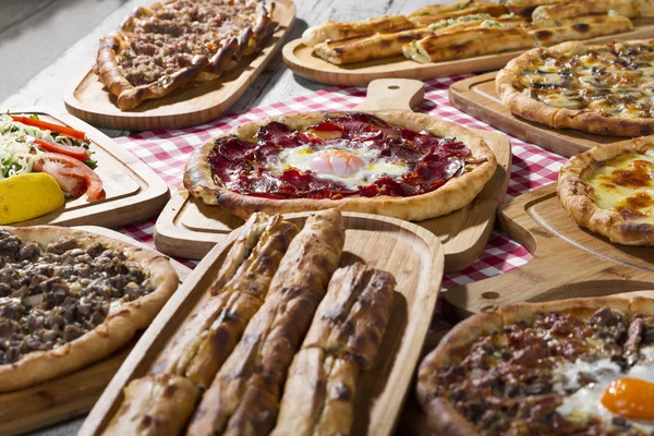 Vista Cerca Pastelería Tradicional Turca Ensalada Mesa Madera — Foto de Stock