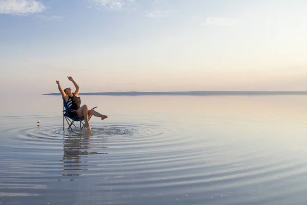 Frau Ruht Stuhl Strand Bei Sonnenuntergang — Stockfoto