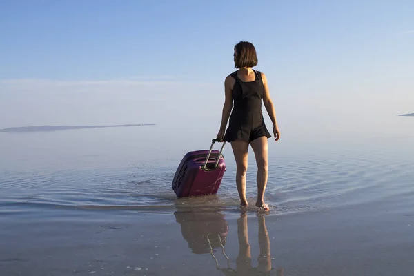 Young Woman Luggage Walking Seashore — Stock Photo, Image