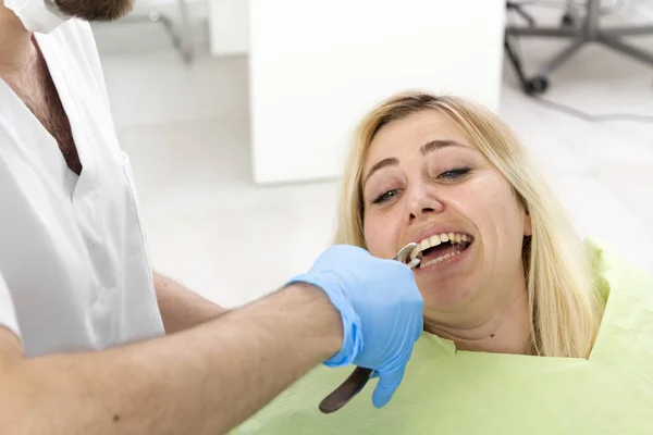 Dentista Maschile Giovane Paziente Femminile Durante Procedura Clinica Dentale — Foto Stock