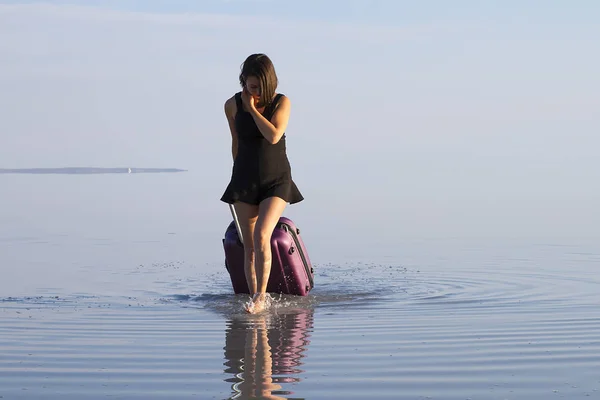 Young Woman Luggage Walking Seashore — Stock Photo, Image