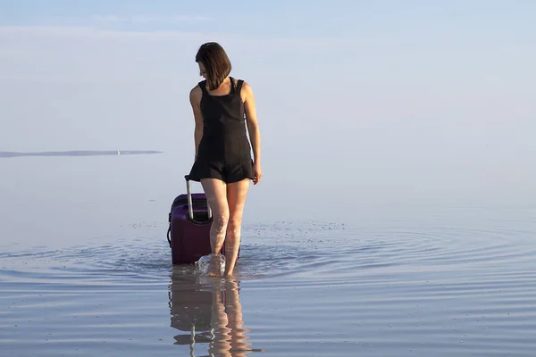 Young Woman Luggage Walking Seashore — Stock Photo, Image