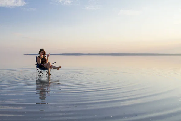 Woman Resting Chair Seashore Sunset — Stock Photo, Image